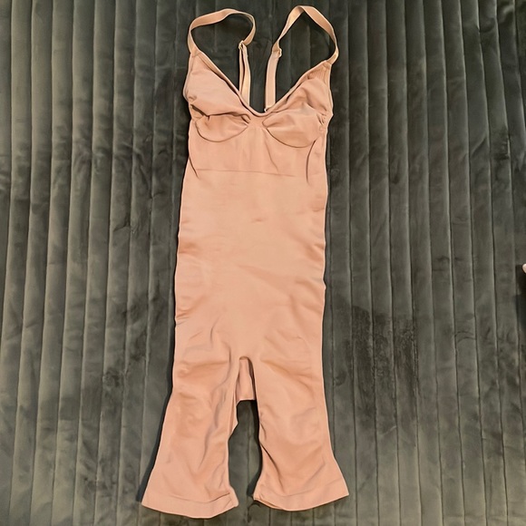 SEAMLESS SCULPT MID THIGH BODYSUIT - Picture 2 of 8